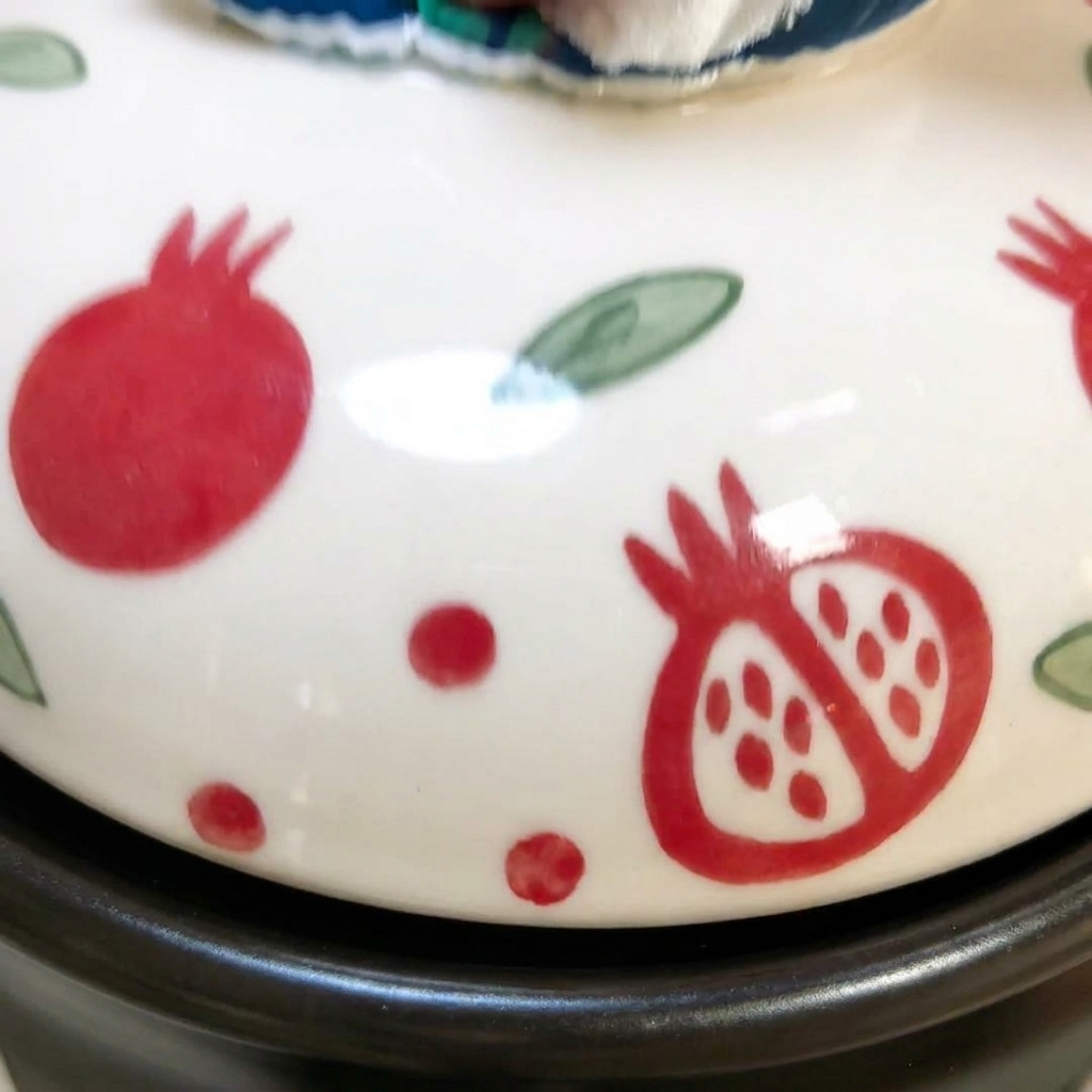 Du gombo vert fraîchement tranché ajouté dans une marmite de soupe de potiron, carottes et maïs frémissante.