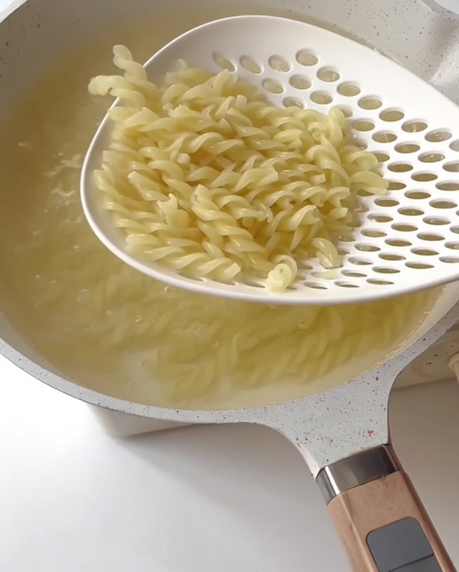 Tronçons dasperges vertes cuisant dans de leau bouillante.
