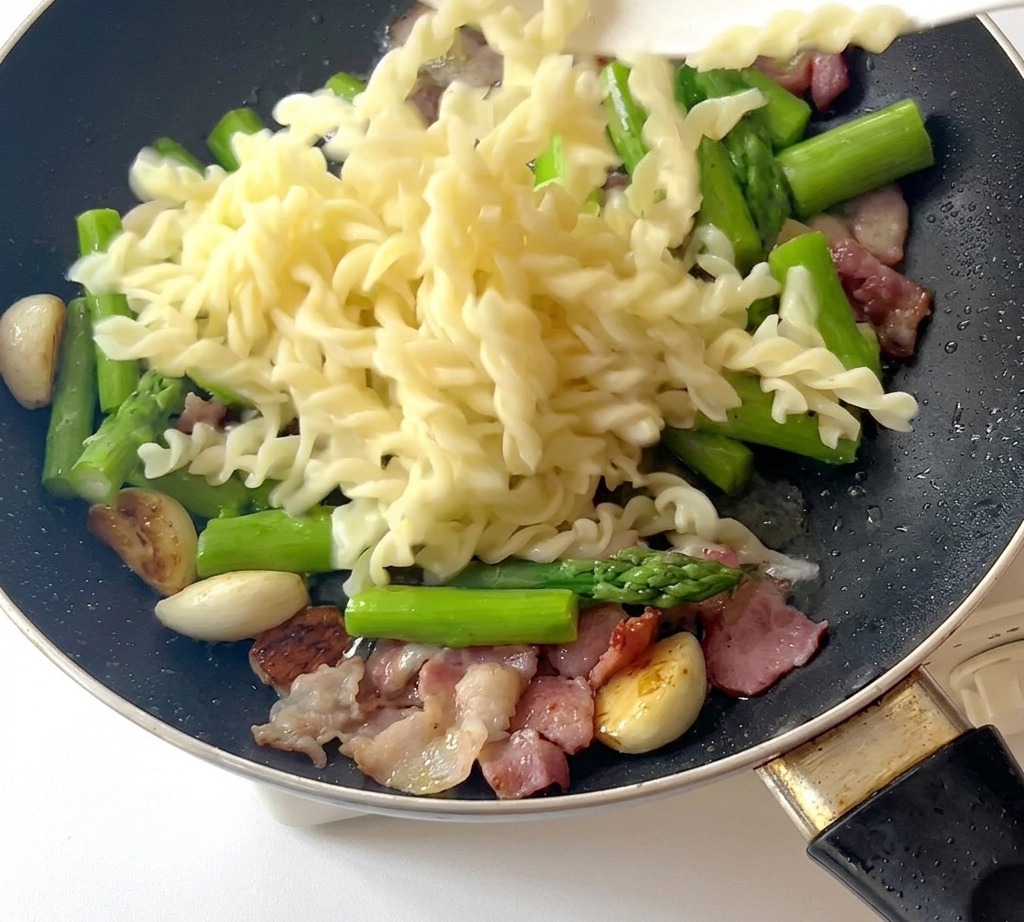 Fusilli cuits ajoutés dans la poêle contenant les autres ingrédients.