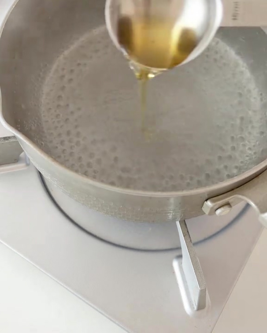 Fusilli ajoutées dans une casserole deau bouillante avec un filet dhuile.