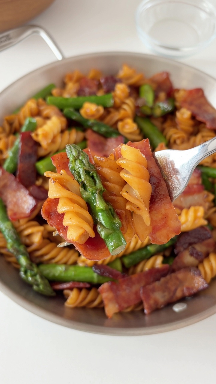 Fusilli express aux asperges et au bacon