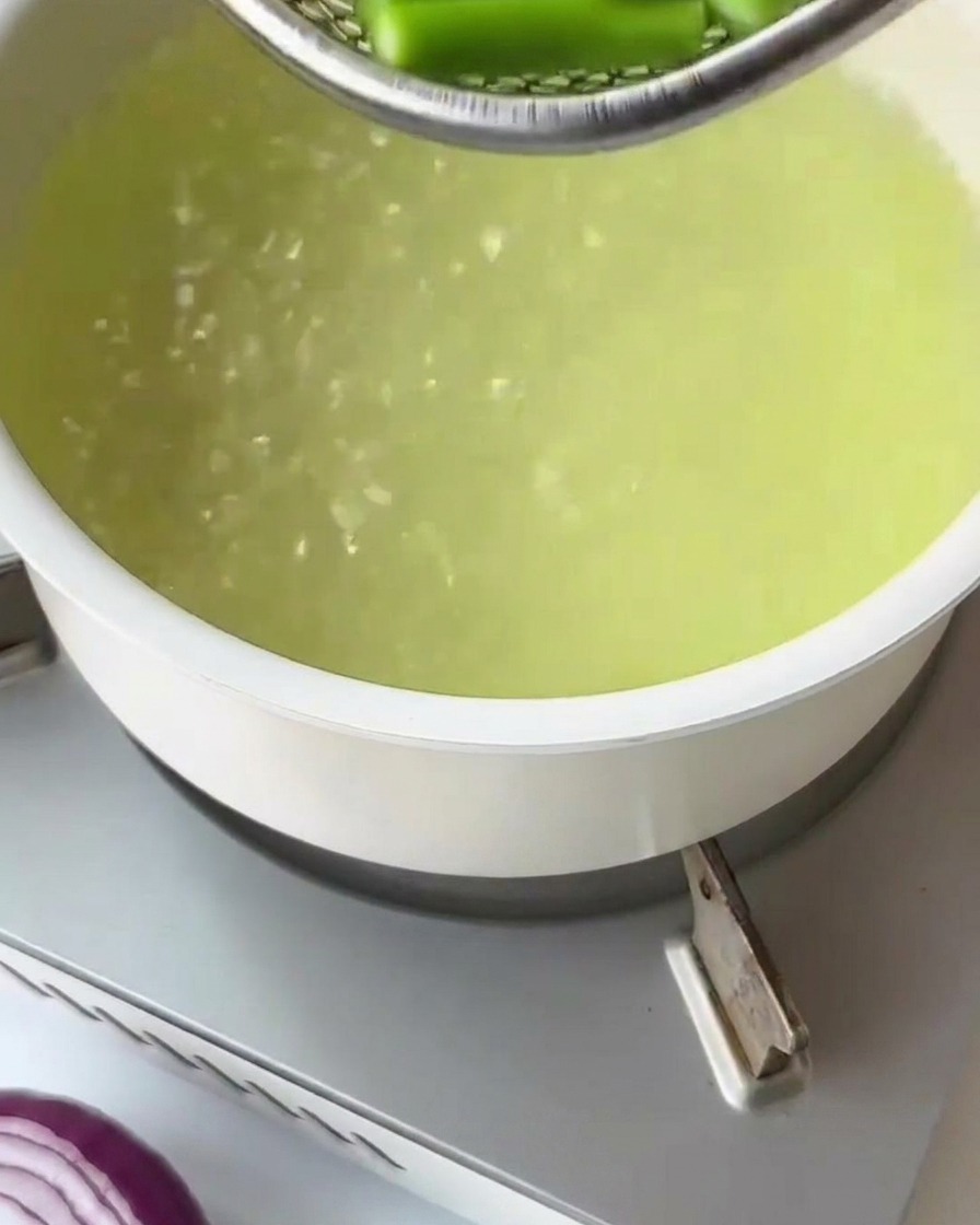 Fusilli secs ajoutés dans une casserole deau bouillante.