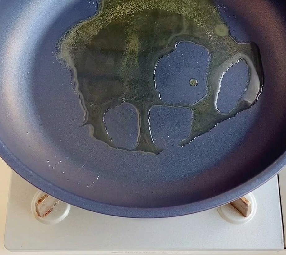 Oignons rouges en dés cuisant dans une poêle avec de lhuile chaude.