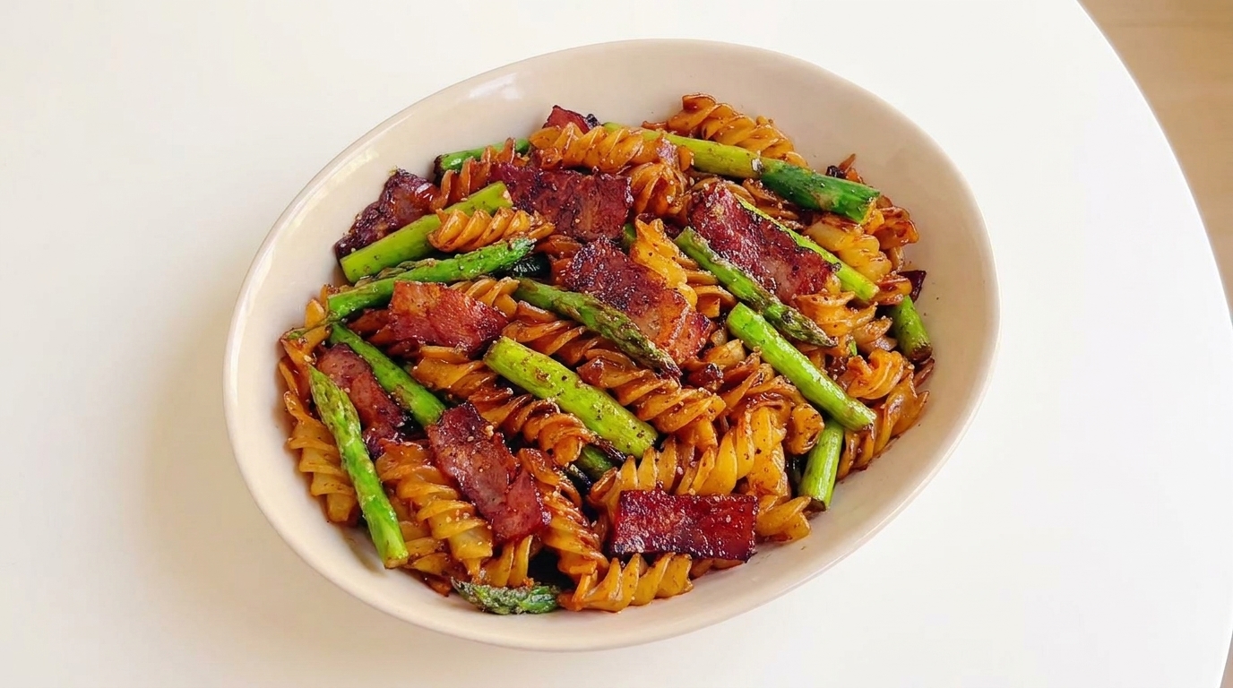 Un sauté savoureux de fusillis, bacon croustillant et asperges tendres.