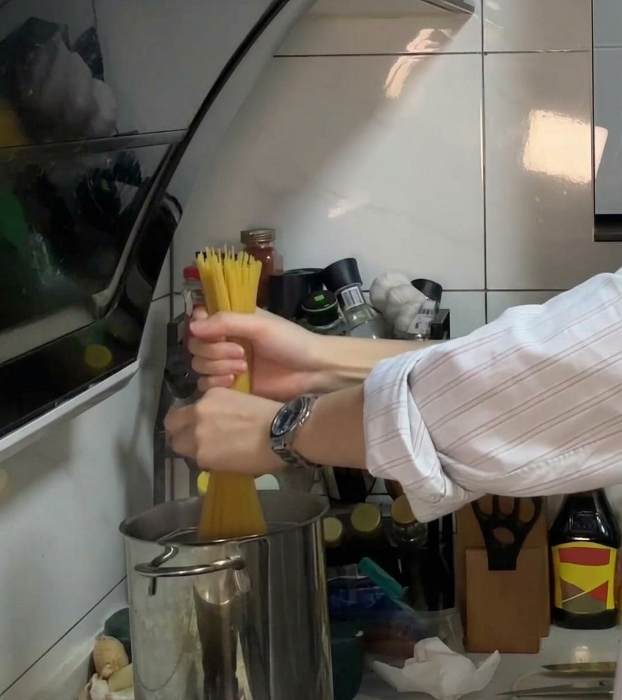 Spaghettis plongés dans une casserole deau bouillante avec de lhuile et du sel.