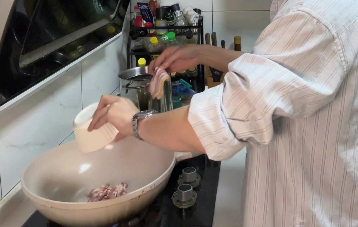 Morceaux de bacon qui grésillent dans une poêle dans leur propre graisse jusquà ce quils soient dorés.