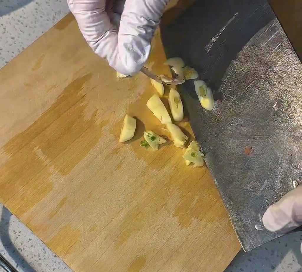 Morceaux dail finement hachés, prêts à être utilisés pour la recette.