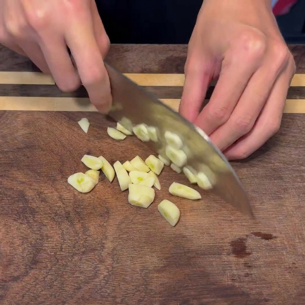 Gousses dail finement hachées prêtes à être utilisées dans la recette.
