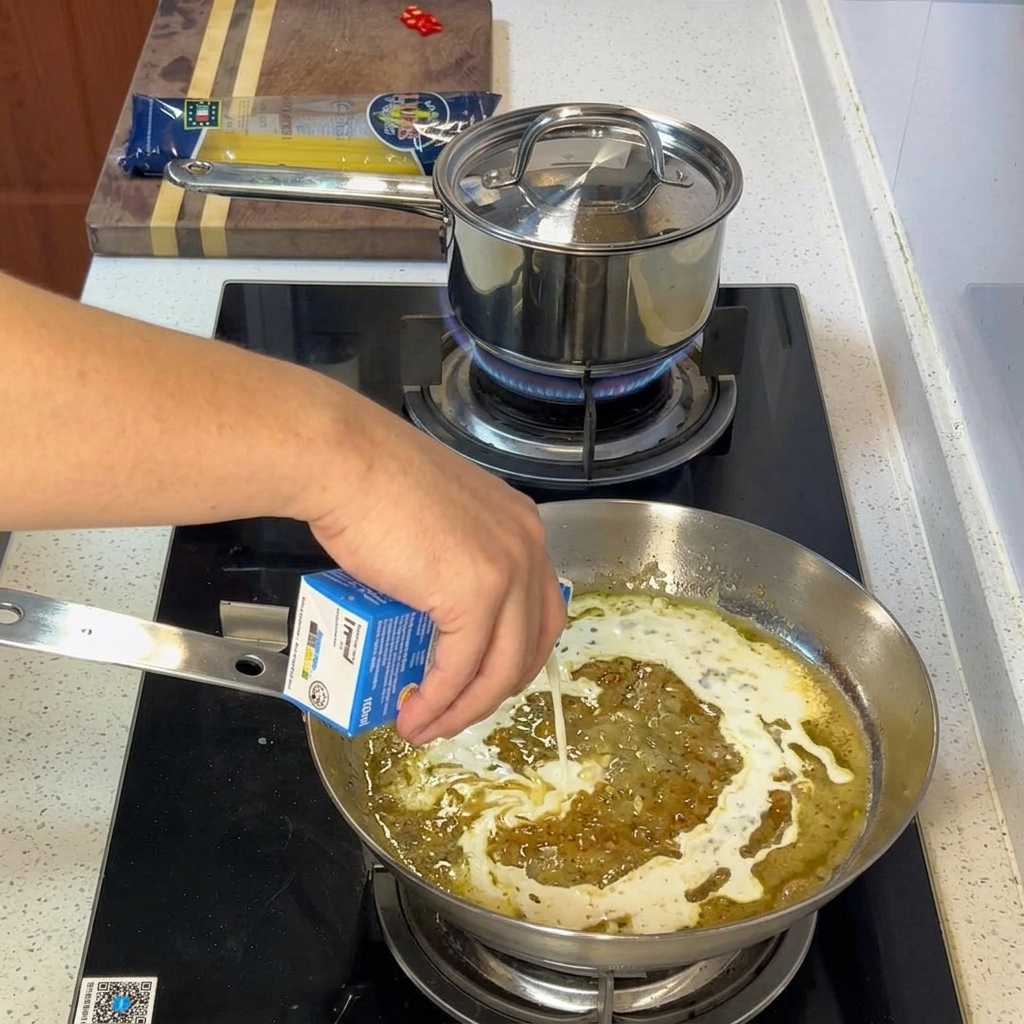 Crème liquide versée dans la poêle pour créer une sauce crémeuse.
