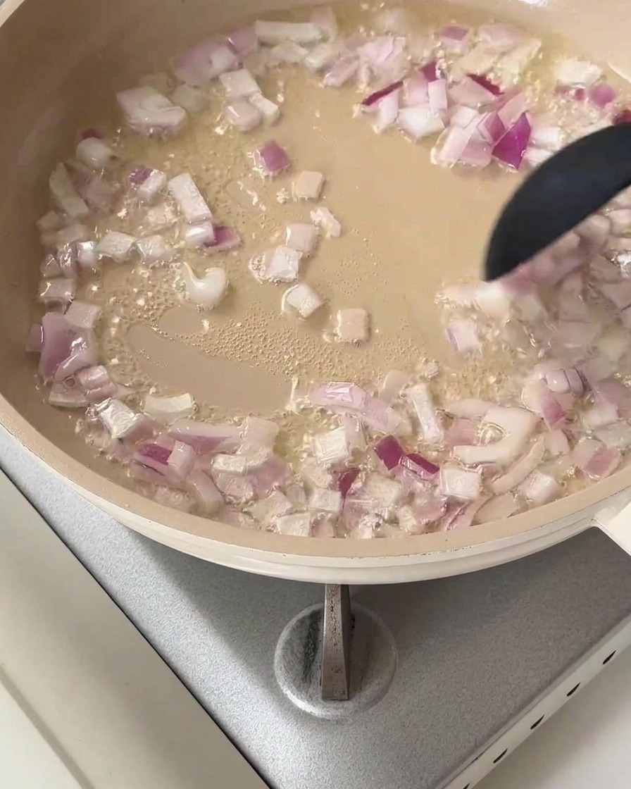 Dés doignon rouge grésillant dans une poêle avec de lhuile de cuisson chaude.