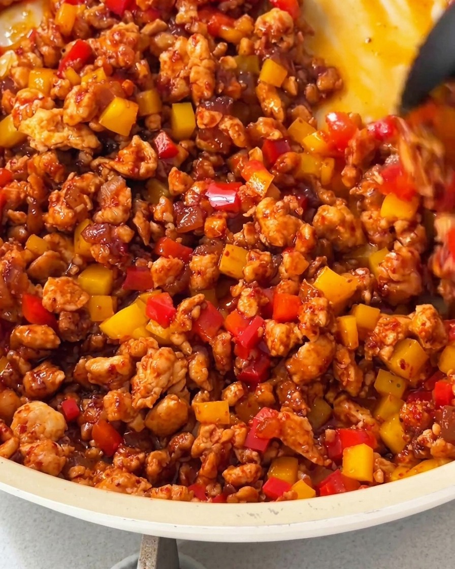 Remplissage des fonds de tartelette en pomme de terre précuits avec le mélange de poulet et de légumes.