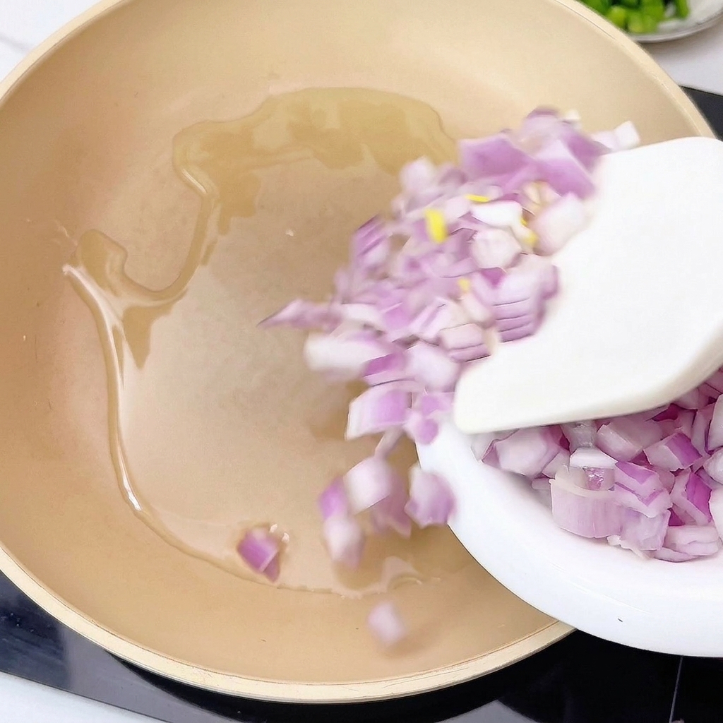 Oignons et ail sautés dans une poêle avec de lhuile chaude.