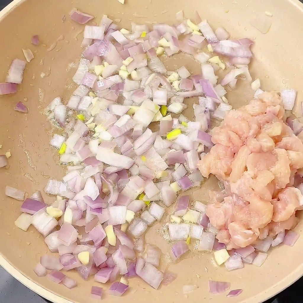 Poulet en dés ajouté dans la poêle contenant les aromates.