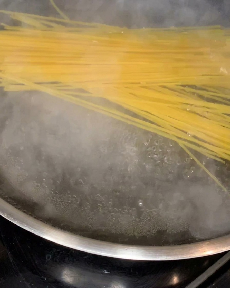 Des spaghettis qui ramollissent dans une grande casserole deau bouillante.