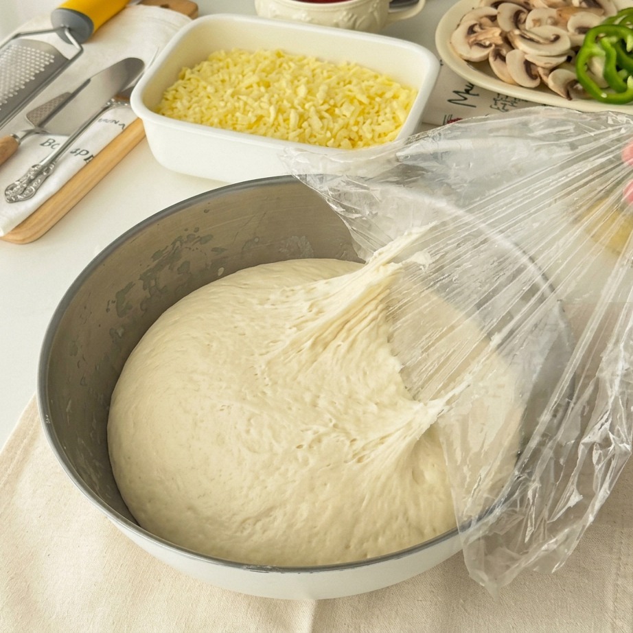 Pâte fermentée gonflée divisée en deux portions.