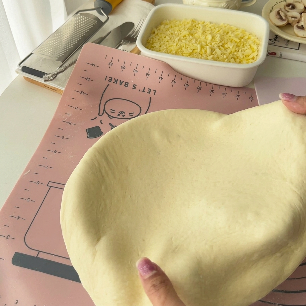 Pâte pressée dans un moule à gâteau rond de vingt centimètres.