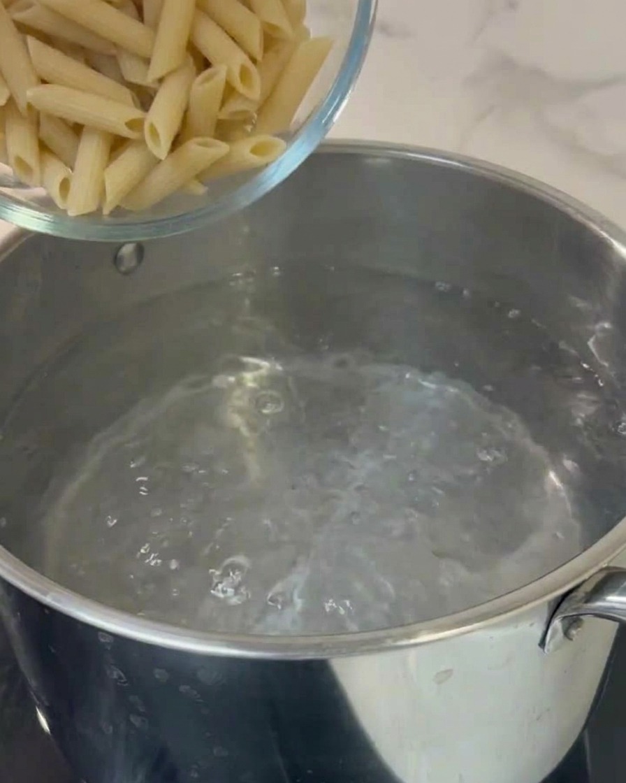 Des pennes ajoutées dans une casserole deau bouillante.