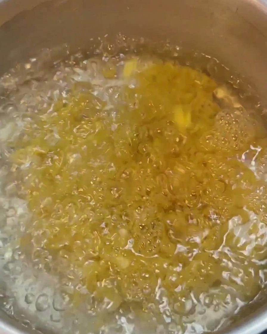 Des macaronis bouillants dans une casserole deau.