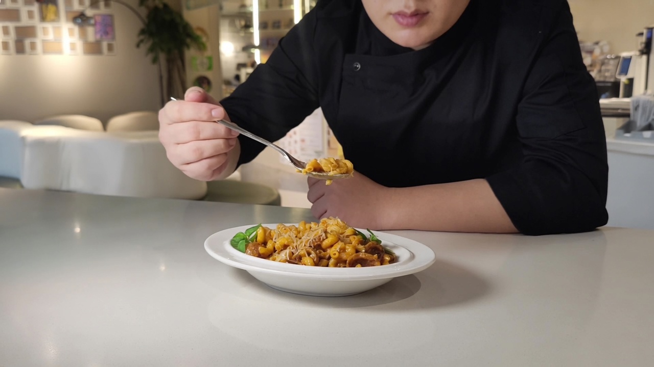 Macaronis crémeux à la saucisse et aux épices