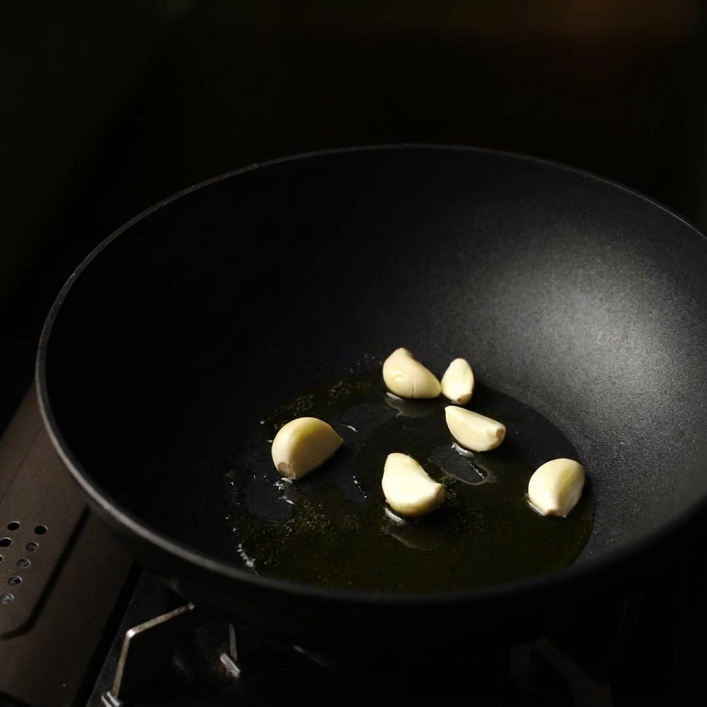 De lail, des oignons et des champignons qui rissolent dans une sauteuse.