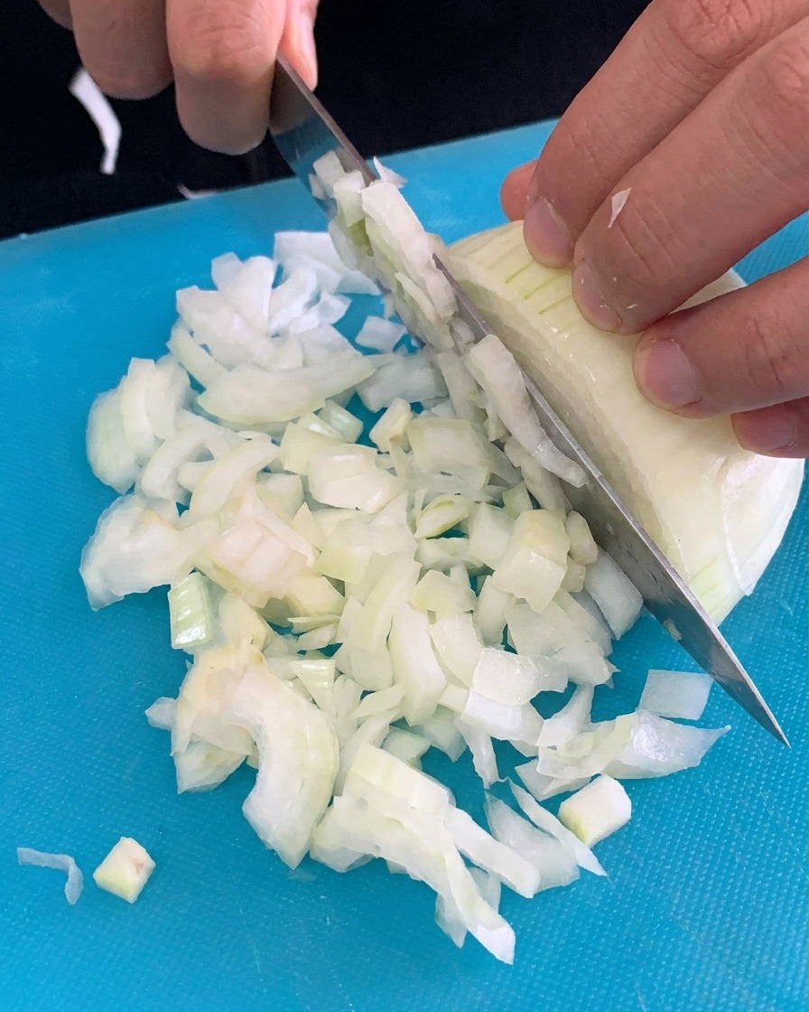 Pennes sèches versées dans une casserole deau bouillante.