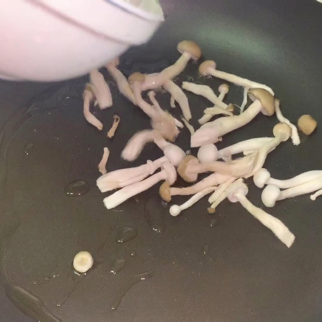 Champignons frais sautés dans une poêle avec de lhuile chaude jusquà ce quils soient dorés.