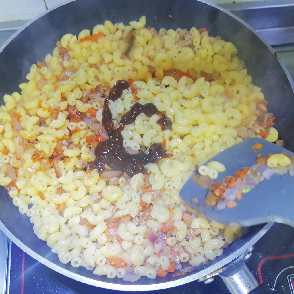 Sauce au poivre noir versée en spirale sur les macaronis.