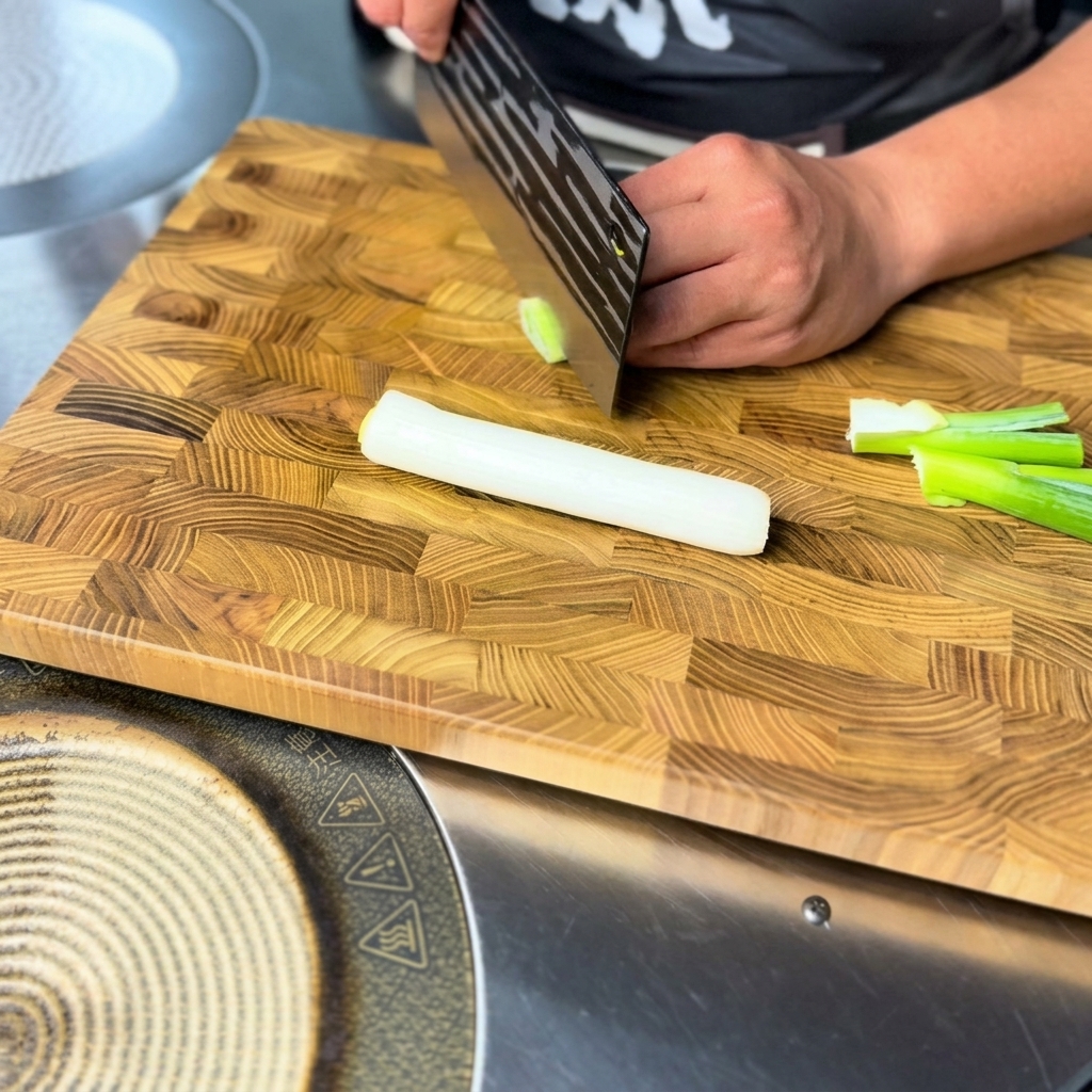 Morceaux doignon vert frais finement hachés, prêts à lemploi sur une planche à découper en bois.