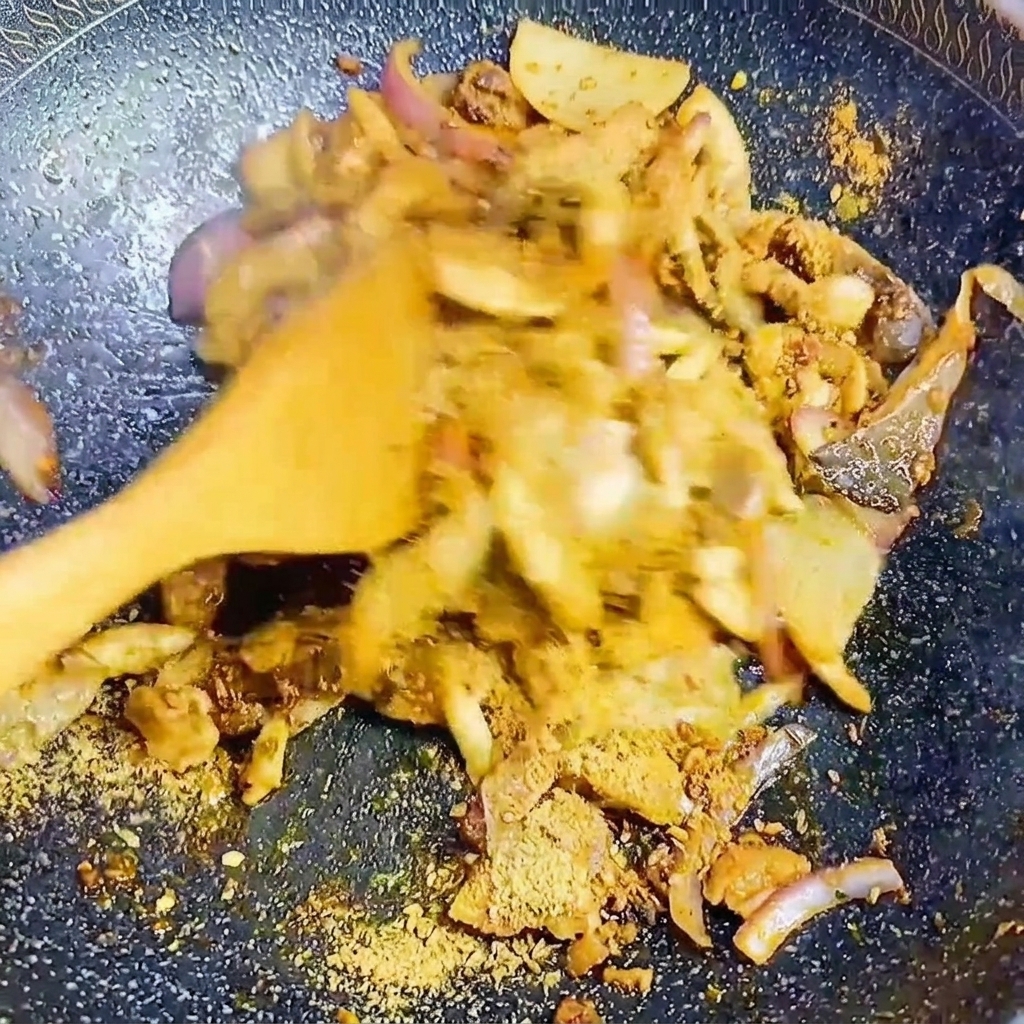 Champignons et oignons sautés à la poêle avec lassaisonnement.