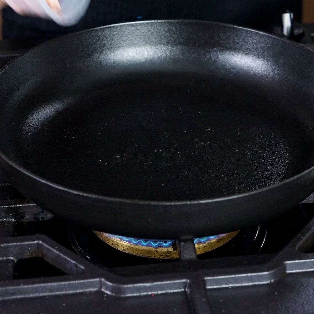 Dés de bacon croustillants dans une poêle en fonte chaude.