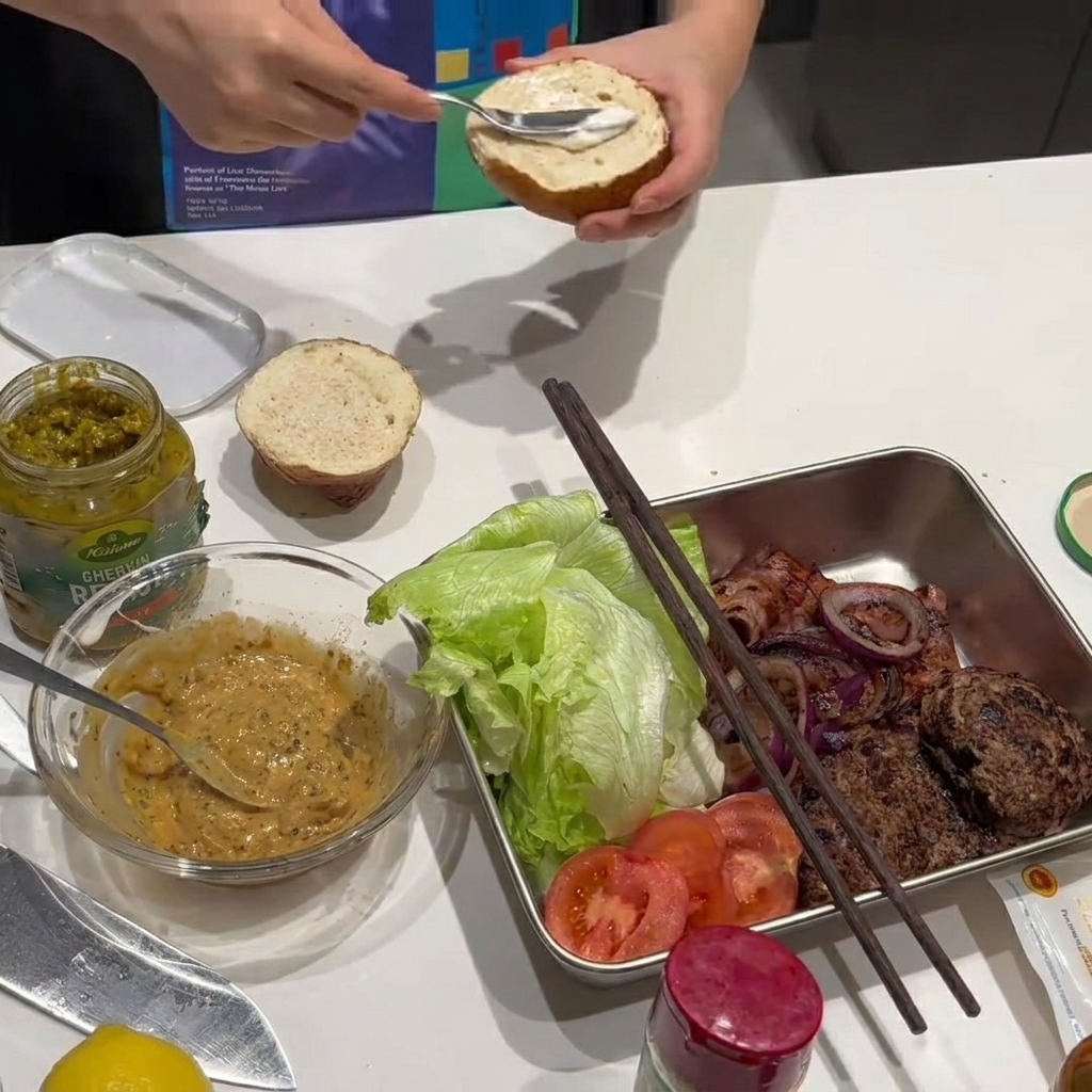 Sauce au fromage à la crème à lail étalée sur une moitié de pain bretzel.