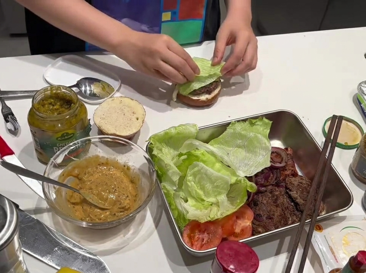 Une feuille de laitue croquante déposée sur un steak de bœuf cuit.