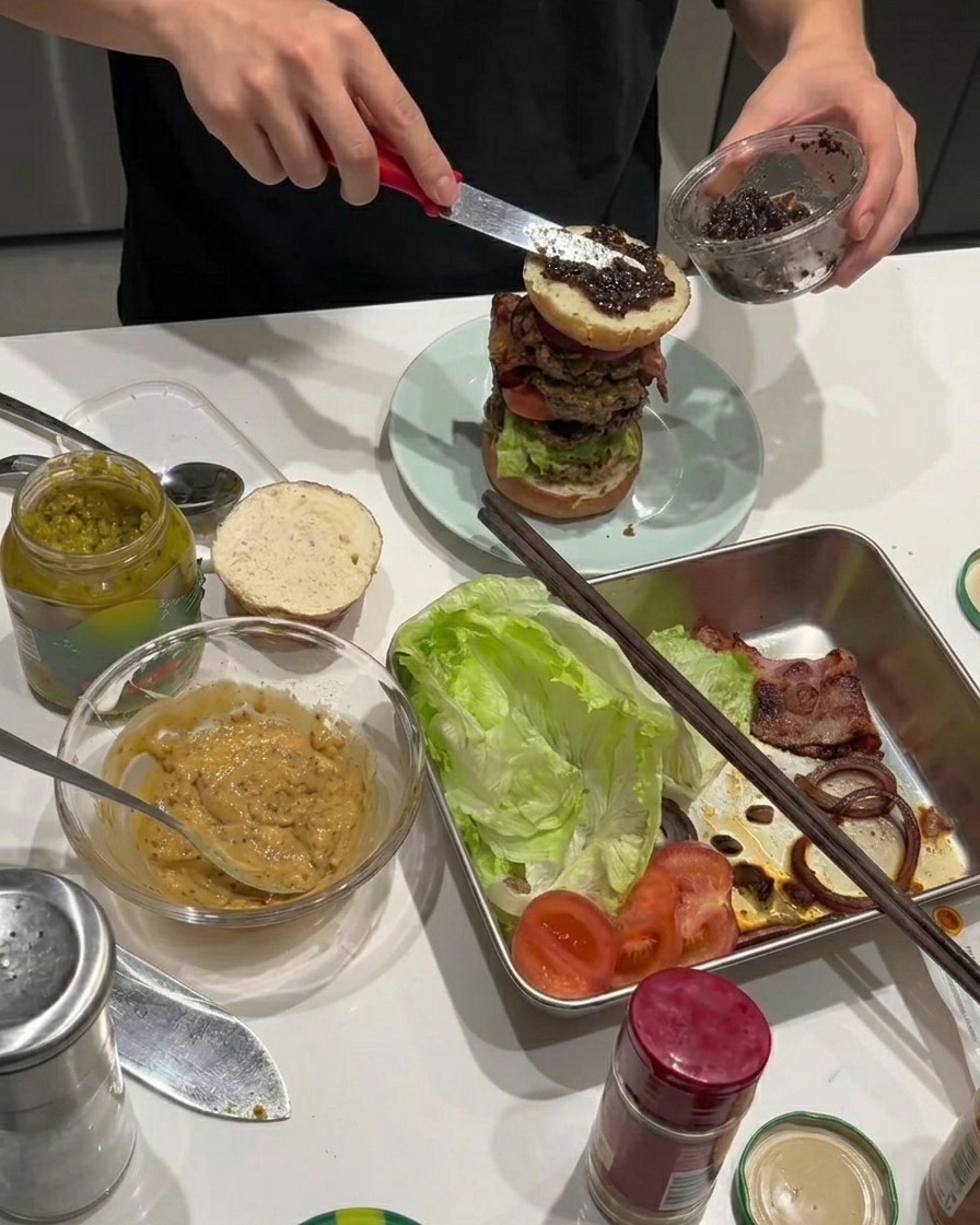 Pâte de truffe noire étalée sur les anneaux doignon frits dans le burger.