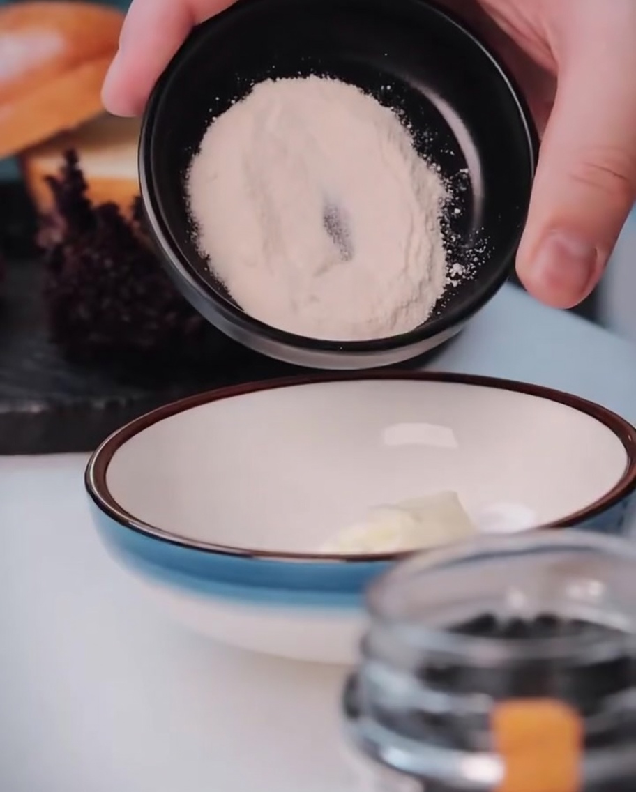 De lail en poudre ajouté au bol de mayonnaise.