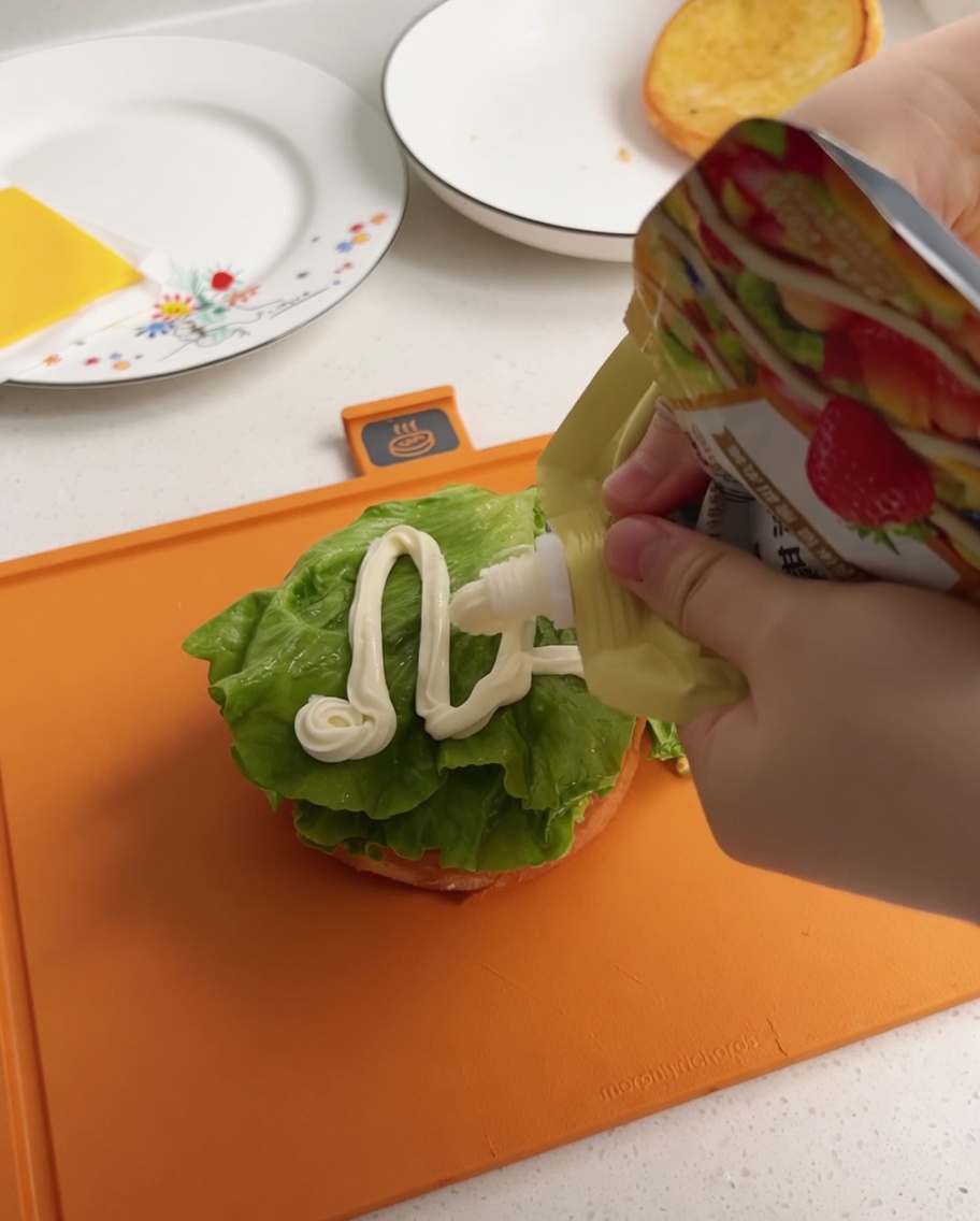 Sauce salade blanche pressée dune poche sur une feuille de laitue.