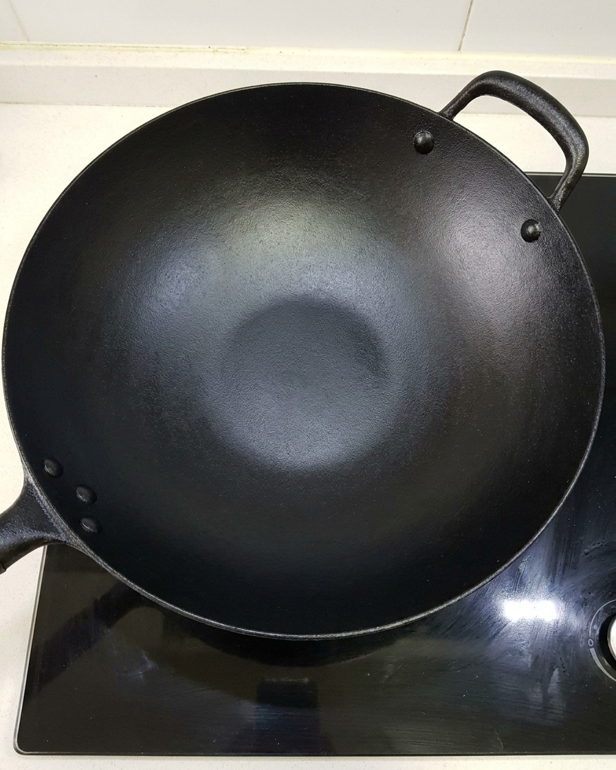 Travers de porc immergés dans une grande casserole deau froide avant dêtre chauffés.