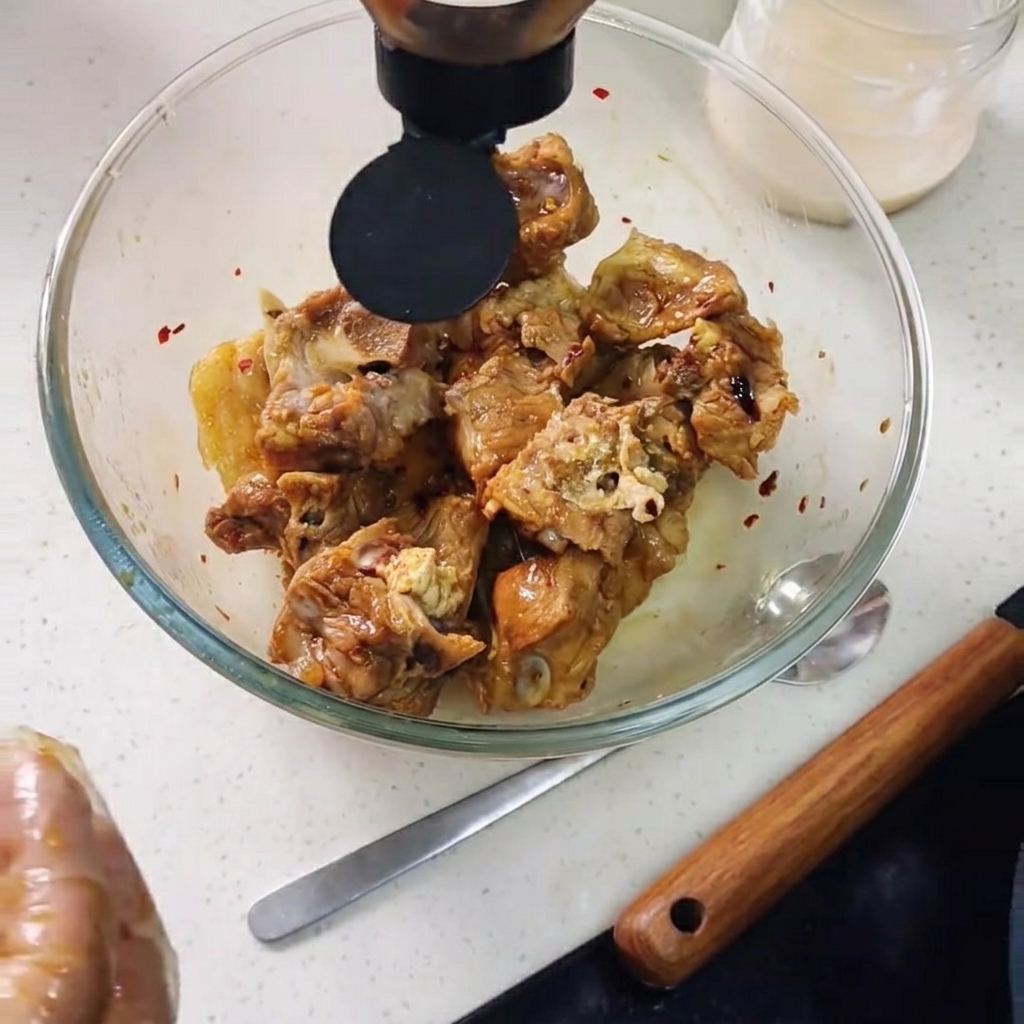Sauce huître versée sur les travers, avec les tranches de citron ajoutées.