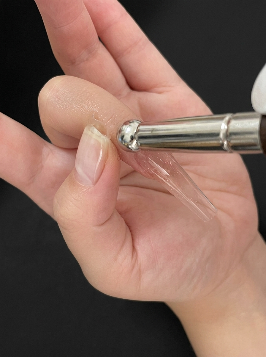 Une pâte façonnée en un cercle de 20 cm sur une surface recouverte de semoule de maïs.