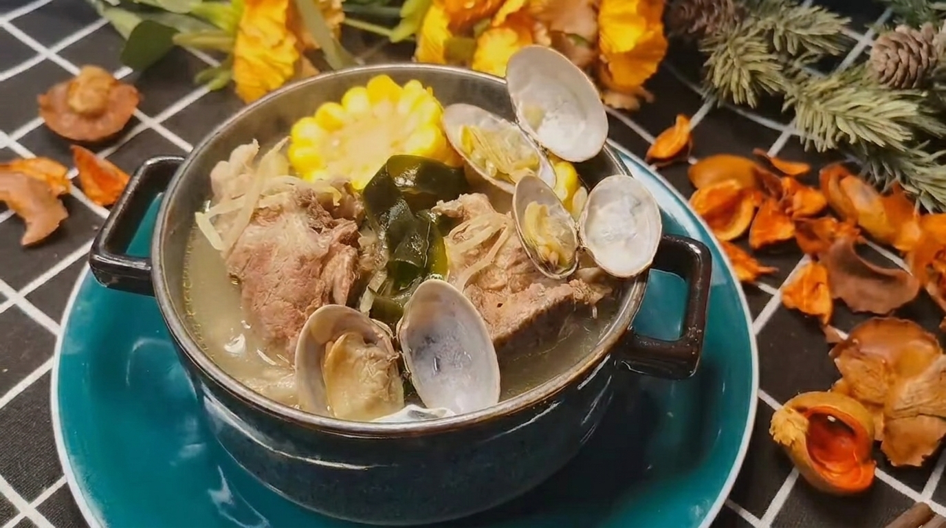 Soupe de Travers de Porc, Palourdes et Kombu