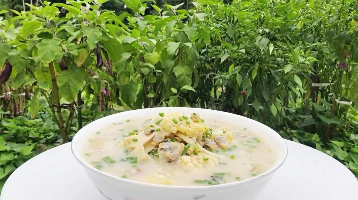 Soupe fraîche aux palourdes, maïs et pousses de bambou