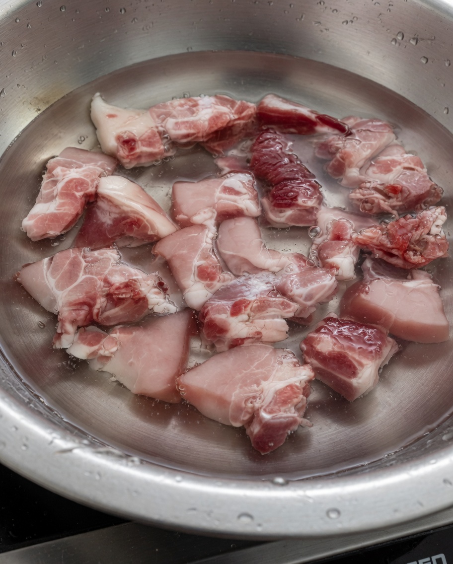 Morceaux de travers de porc bouillant dans leau pour éliminer les impuretés.