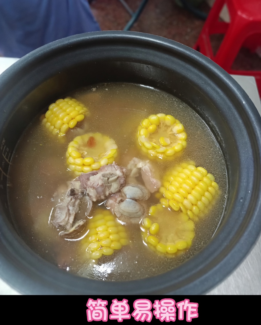 Palourdes blanchies ajoutées dans lautocuiseur aux côtés des travers de porc, du maïs et du bouillon.