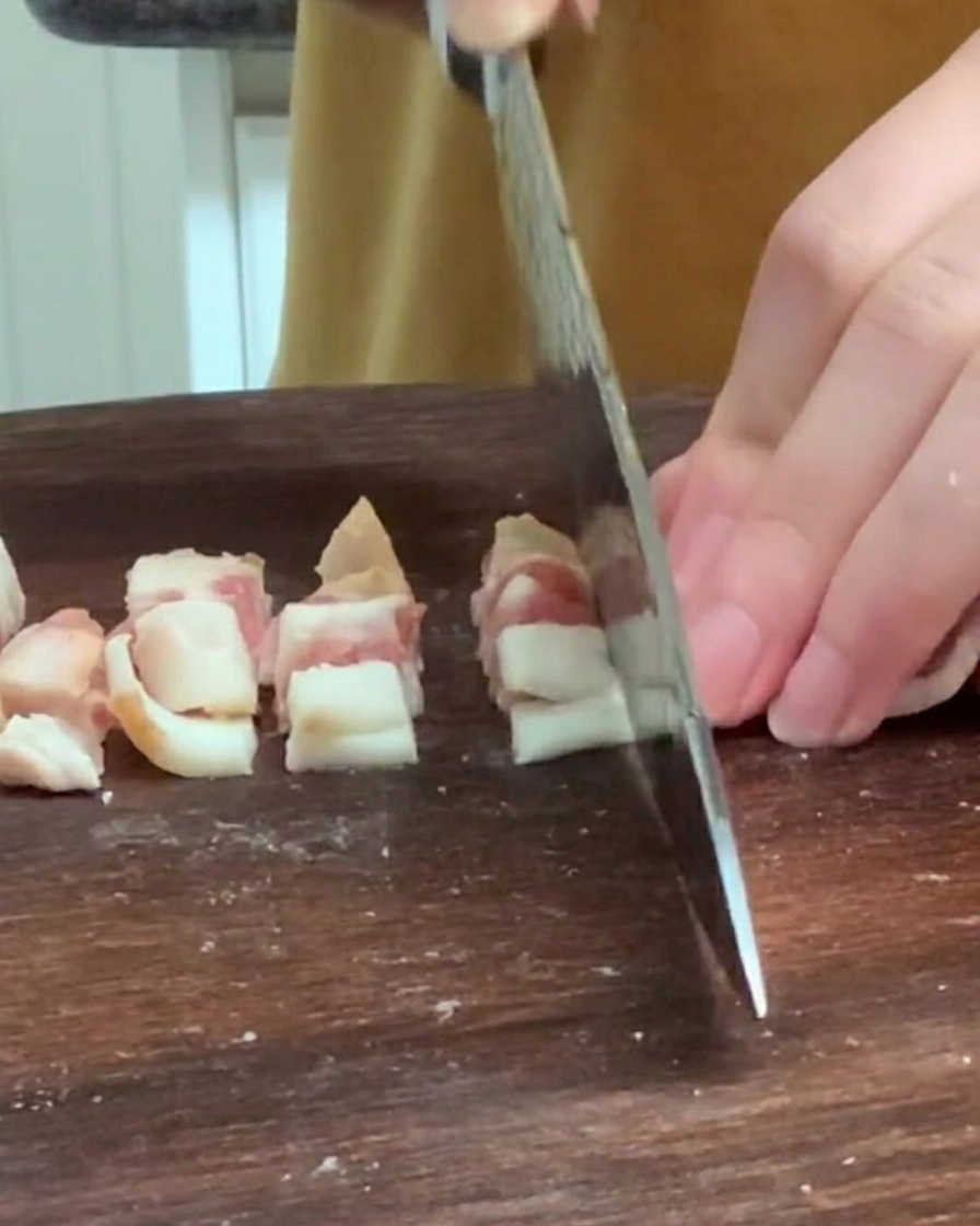 Dés de pommes de terre plongés dans une casserole deau bouillante.