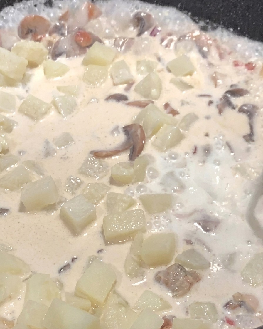 Lait versé dans la poêle contenant les légumes et la sauce.