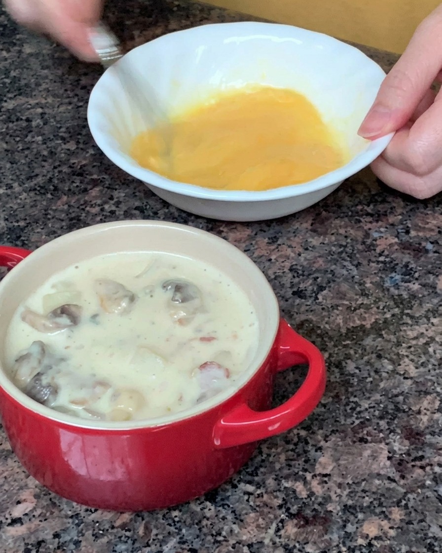 Disque de pâte feuilletée déposé sur un petit bol de soupe.