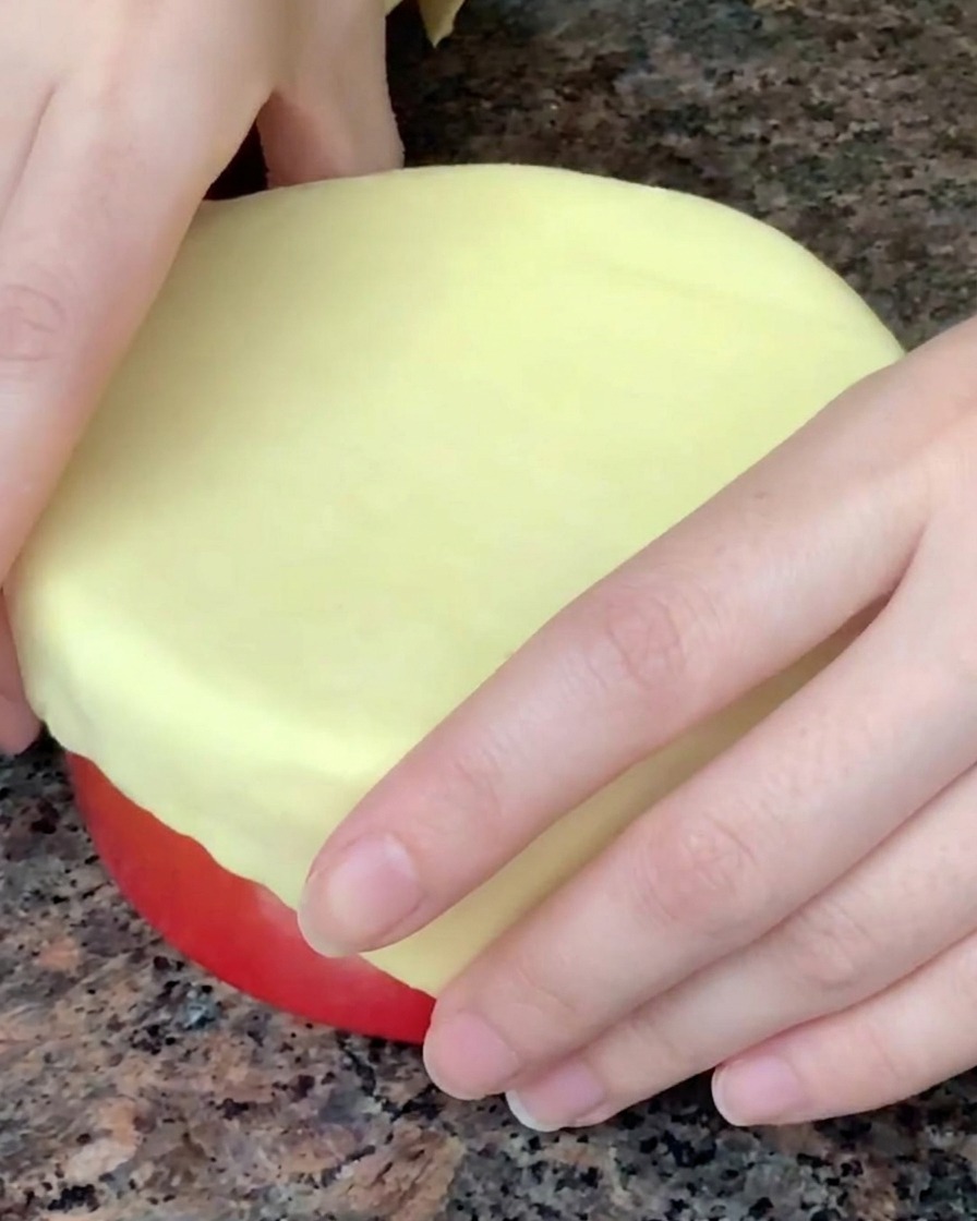 Pâte feuilletée sur le bol badigeonnée de dorure à lœuf.
