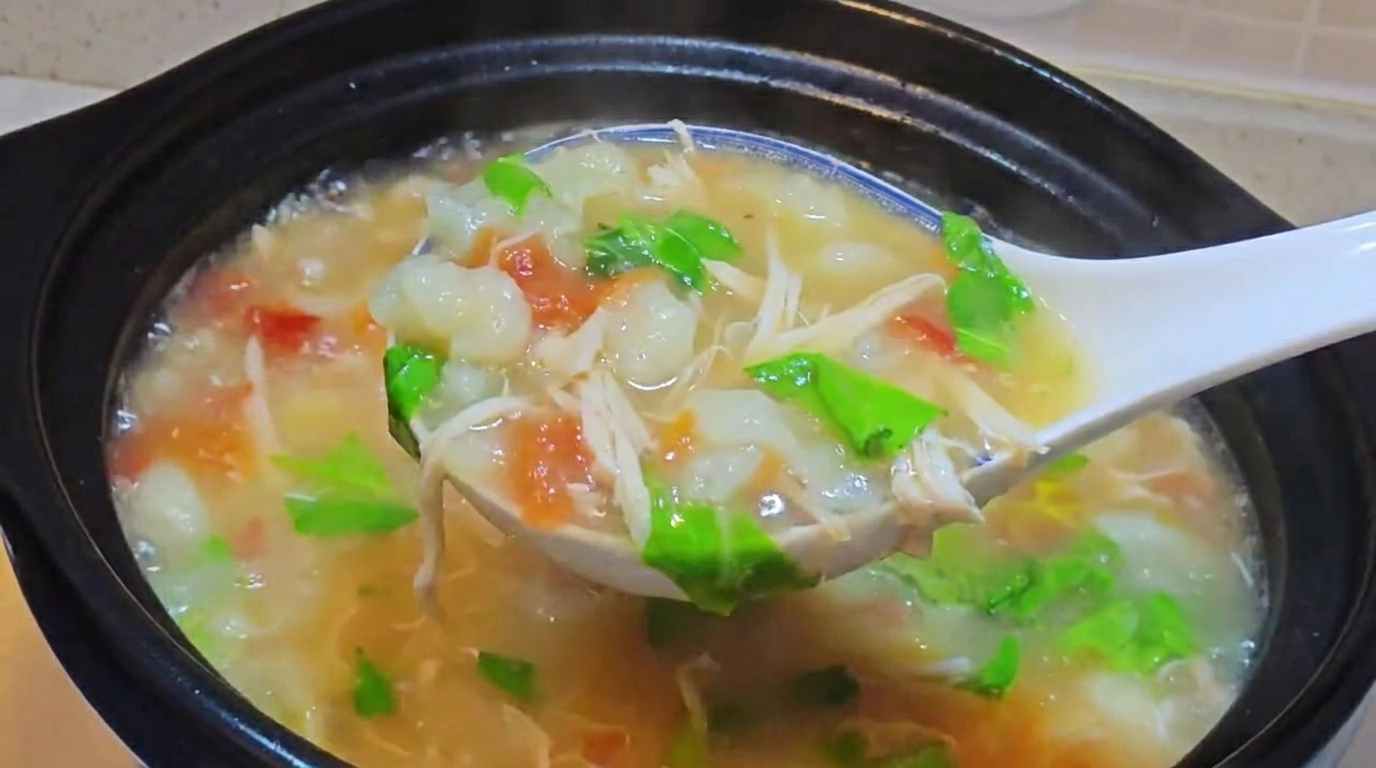 Soupe savoureuse au poulet et pâtes maison