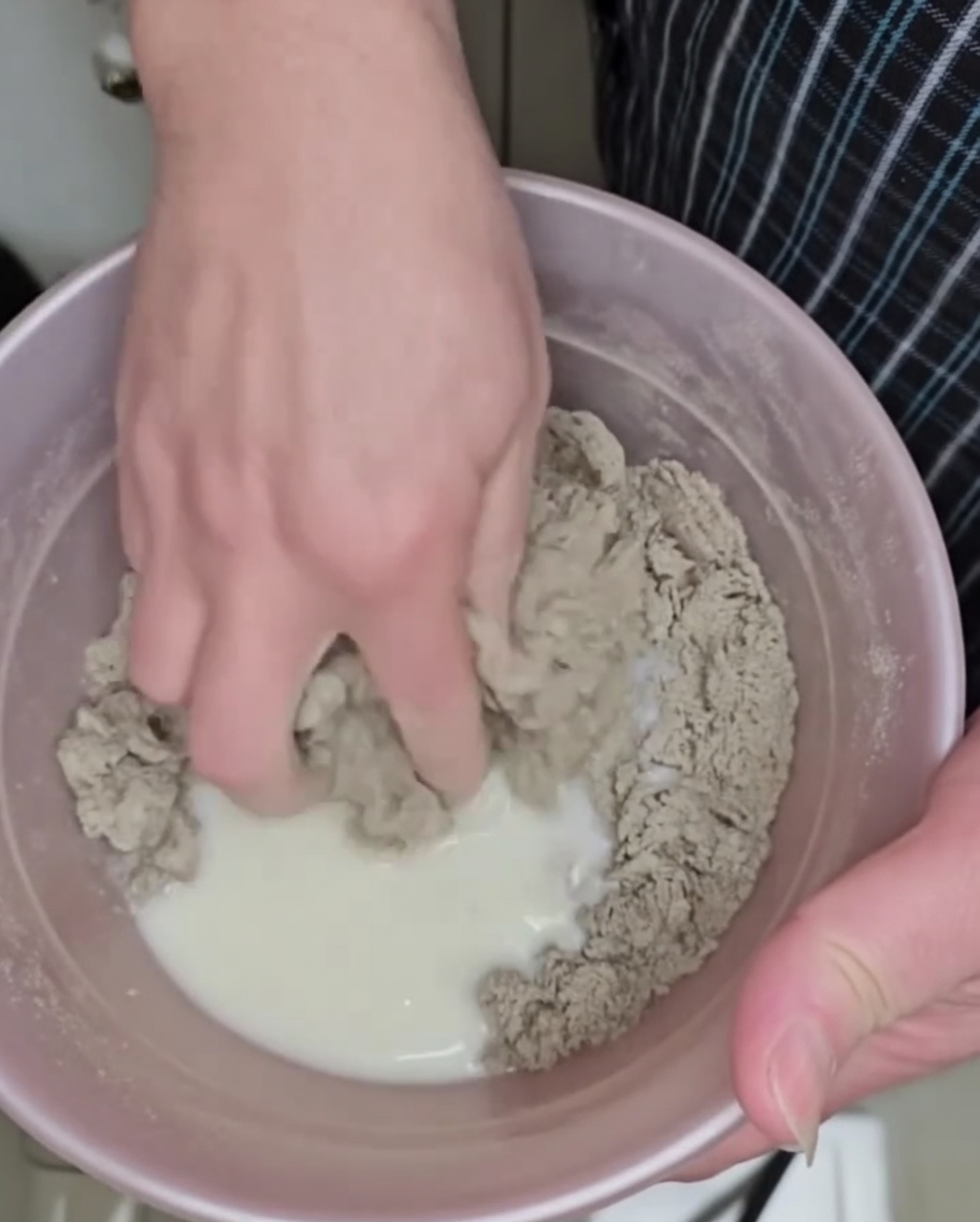 Pâte de sarrasin pétrie à la main, formant de petites irrégularités.