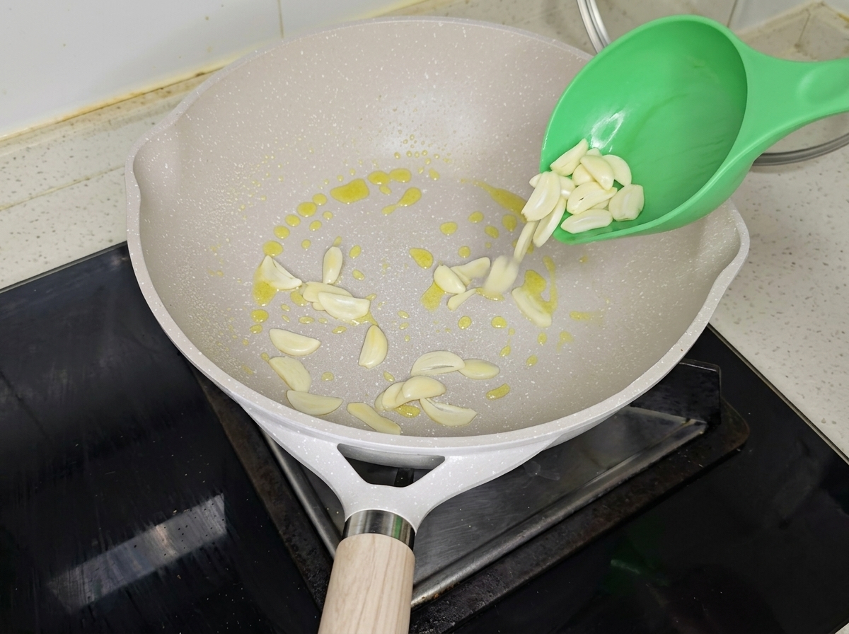 Tranches dail et ciboule grésillant dans une poêle avec de lhuile dolive.