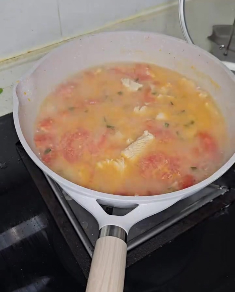 Gnocchis de sarrasin déposés dans le bouillon de poulet à la tomate.